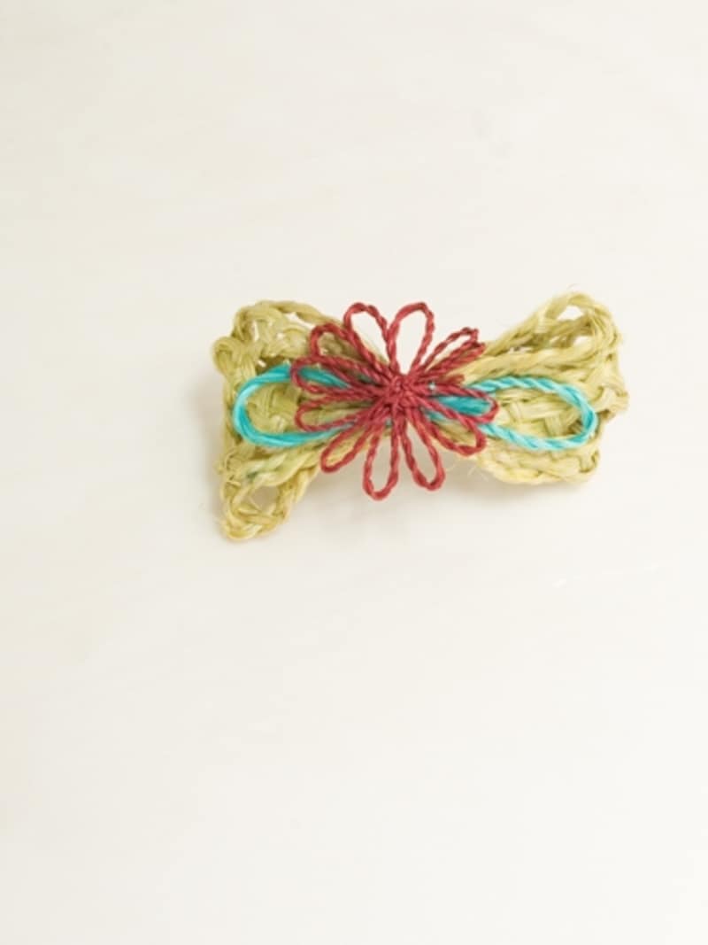 ストロー素材のバレッタ