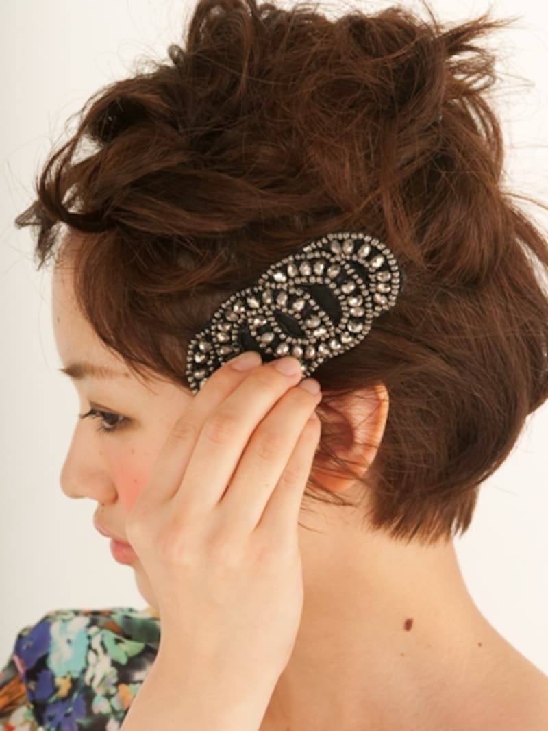 大きめバレッタで小顔効果