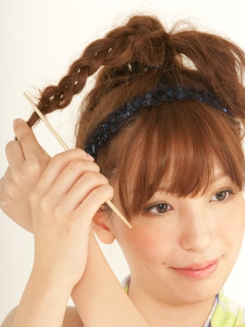 毛先からしっかり逆毛をたてる