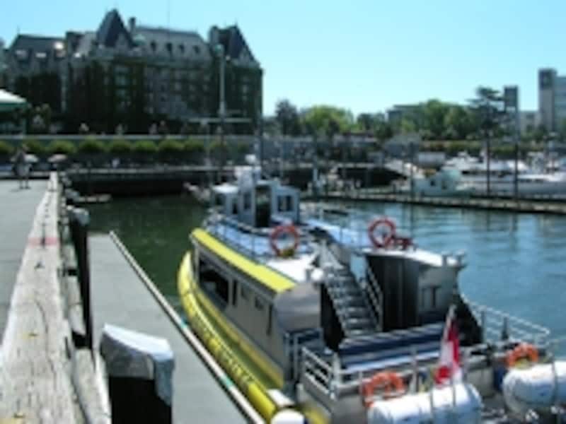 ほとんどのツアーはエンプレスホテル正面の港から出発