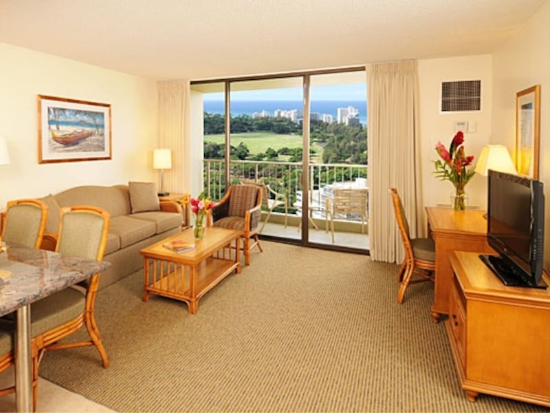 公園寄りの静かな環境に建つアストン・ワイキキ・サンセット