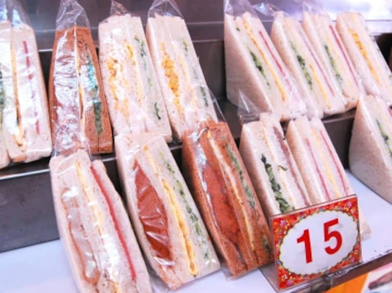 三明治はサンドイッチの音訳。具材が日本人にとってはなじめないものが多いかも？