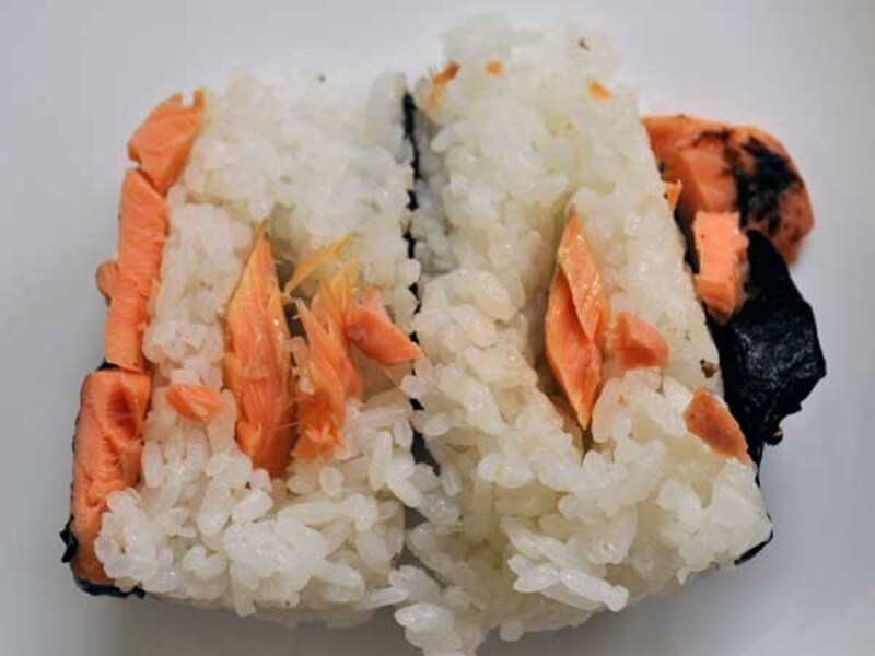 サークルKサンクスundefined本むすびundefined銀鮭あわせundefined中身