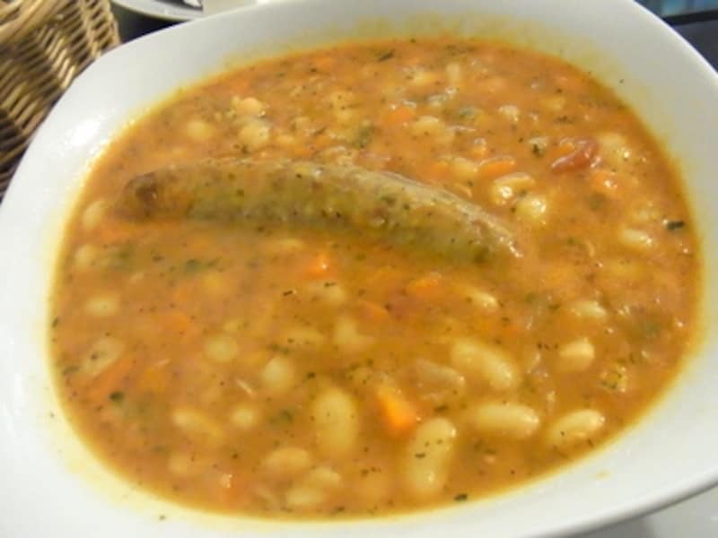 自家製ソーセージ入りの豆の煮込み