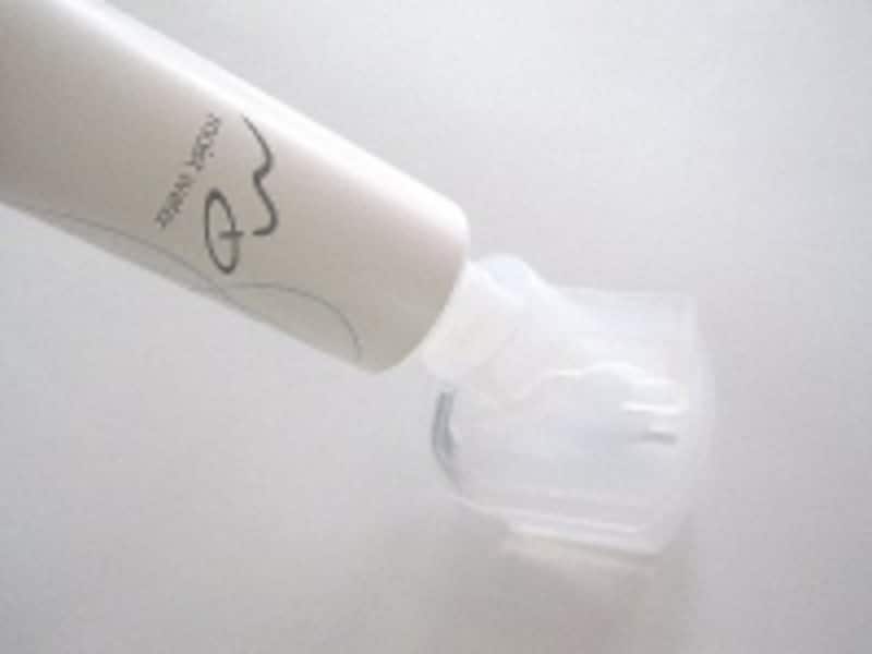 モイストウォーターのボトル先端をカートリッジに合わせて