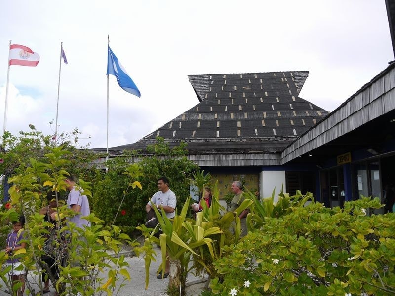 ボラボラ島の空港。パンダナスの葉で屋根を葺いたナチュラルな風情