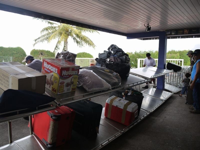 荷物はターンテーブルではなく、台の上に並べられます