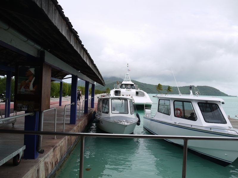 空港からはボートで、直接ホテルへ、もしくは本島の港町バイタペへ