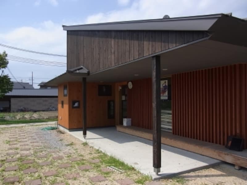 方流れ屋根の集会所＠小舟木エコ村