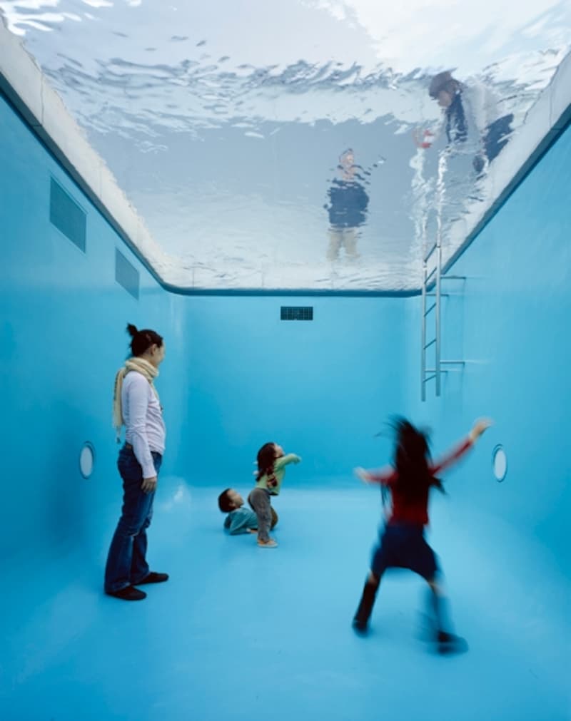 レアンドロ・エルリッヒ 《スイミング・プール》2004年 金沢21世紀美術館蔵 撮影:中道淳/ナカサアンドパートナーズ 写真提供:金沢21世紀美術館