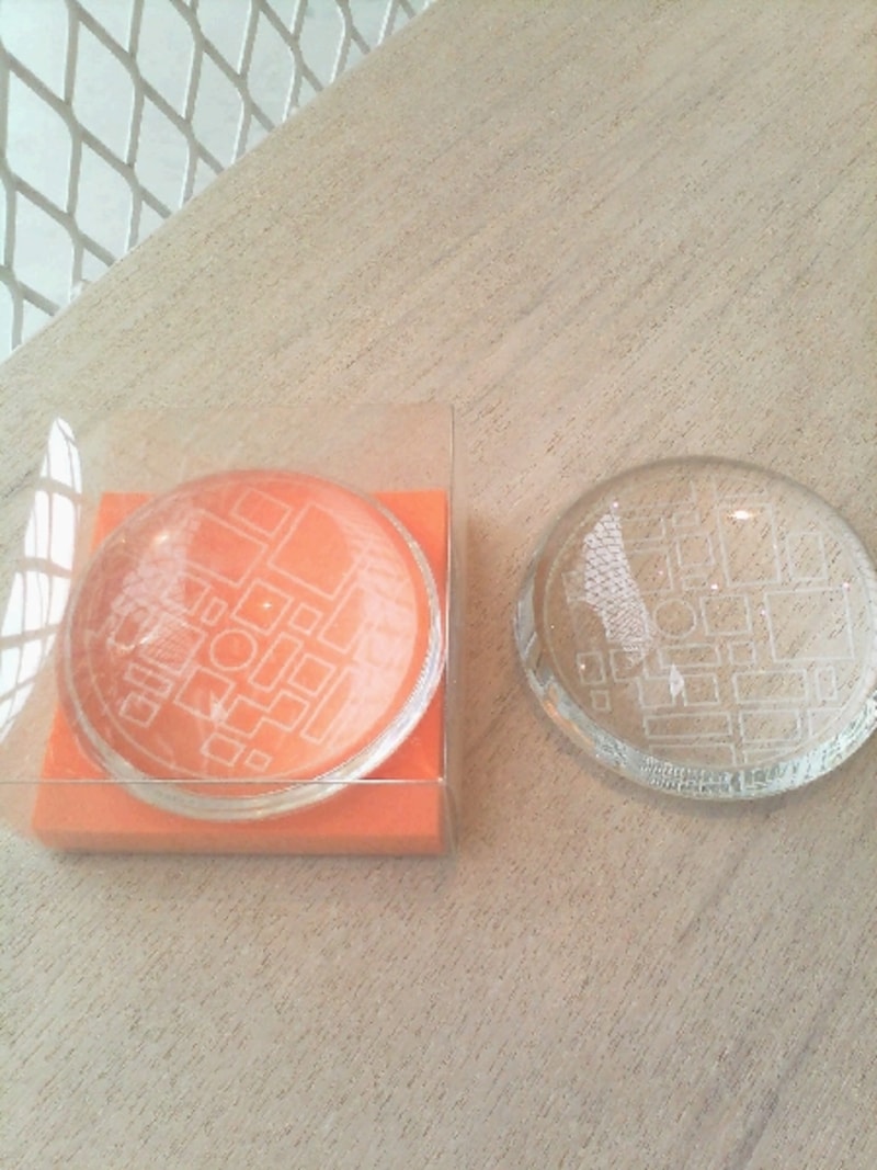 ペーパーウェイトundefined¥3.150 美術館の特徴であるガラスの外周壁をイメージした クリスタルのペーパーウェイトです。