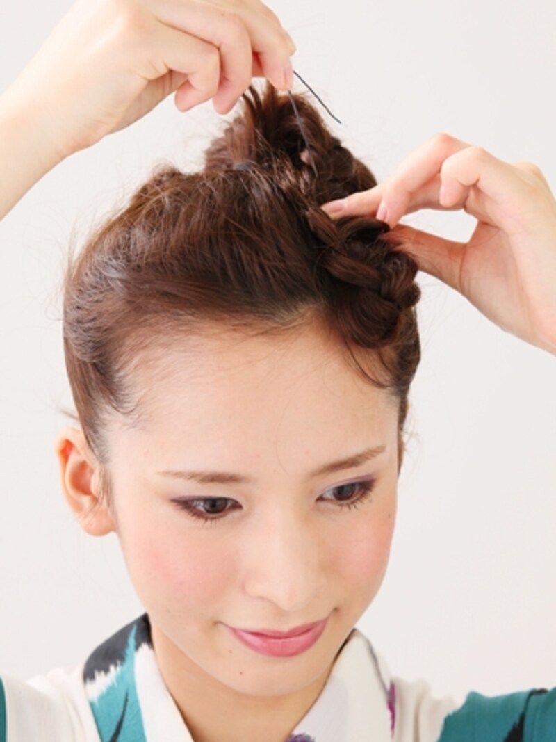 最初に真ん中部分を留めると崩れにくくなる