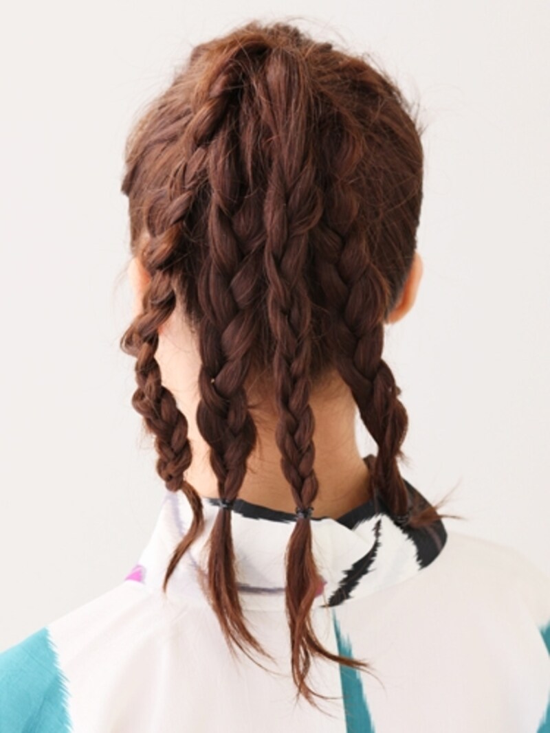 1つ編む度に根元に毛束を押し込むようにする