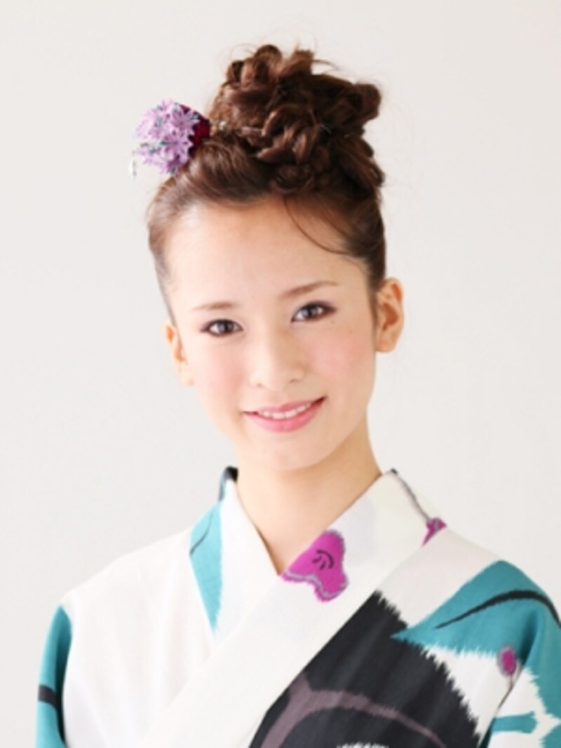 ロング浴衣 おしゃれ感たっぷり 三つ編みシニヨン 浴衣ヘアアレンジ All About ロング浴衣 おしゃれ感たっぷり 三つ編みシニヨン 浴衣ヘアアレンジ All About