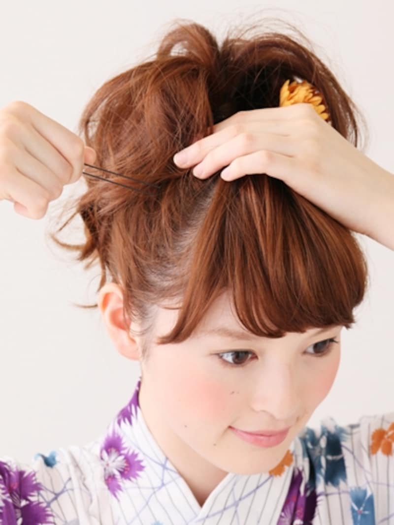 留めた後、毛先を散らすともっとキュート！
