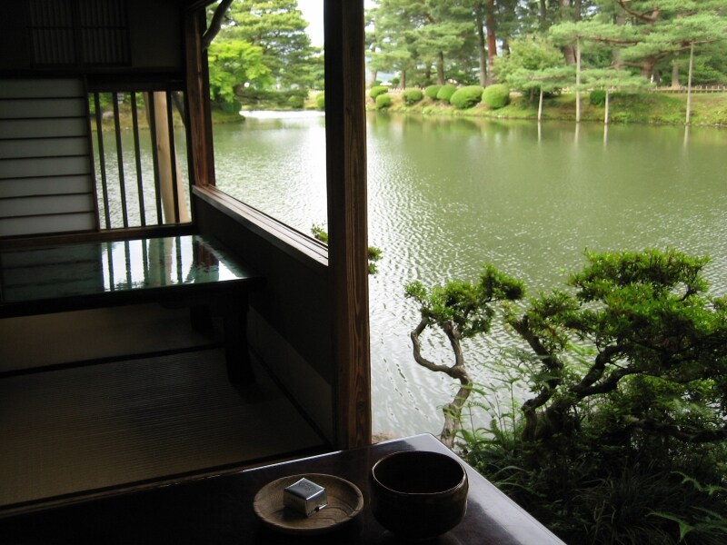 お抹茶と中からの景色