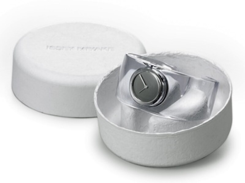 ISSEY MIYAKEウォッチ・プロジェクトundefined10周年記念スペシャルモデルundefined吉岡徳仁デザインによるスペシャルモデル “O”（オー）undefinedカラーは、クリアとスモークの２種類undefined価格：16800円undefined2011年７月発売予定undefinedセイコーインスツル株式会社