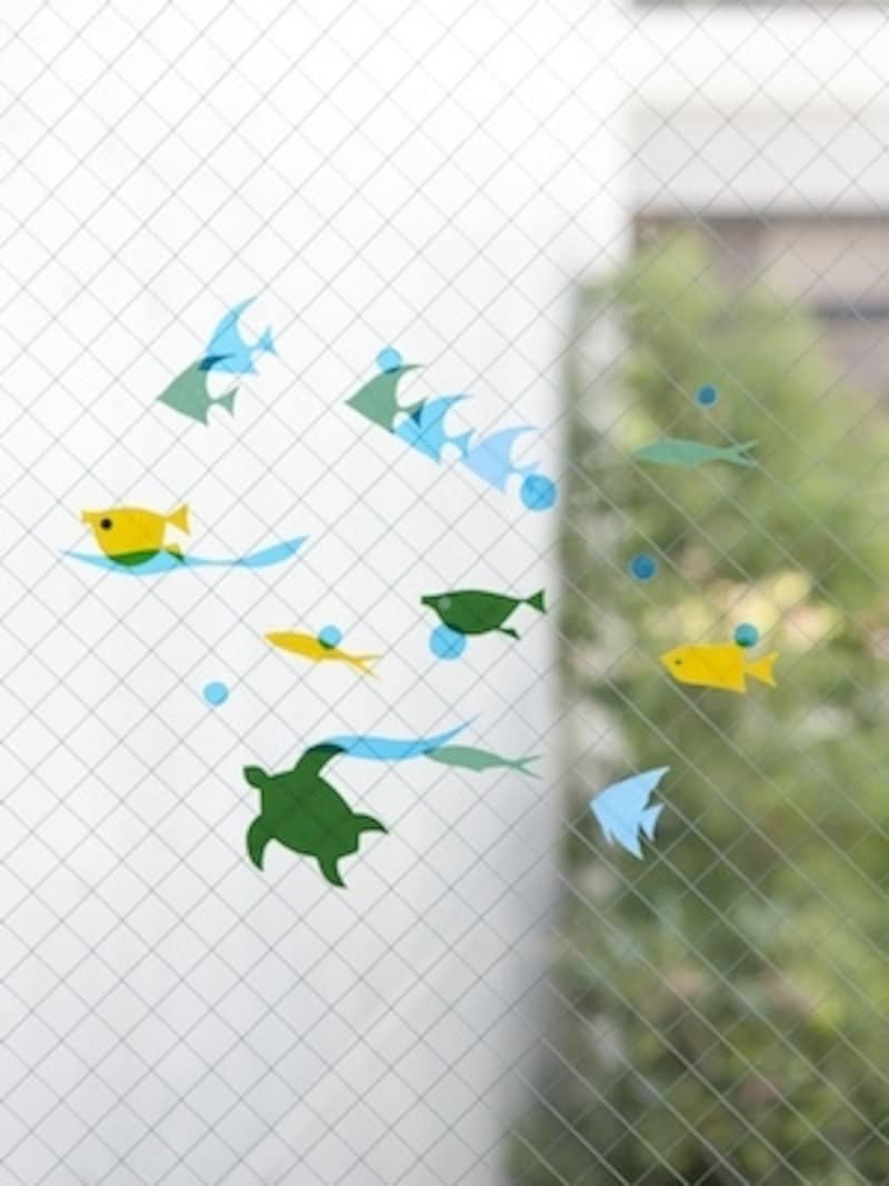 ウォールステッカーによる「さかな」undefined魚たちを壁や窓にちりばめれば、海の中にいる気分に。船やヨット、ヤシの木などのモチーフもバカンス気分を味わえそうです。