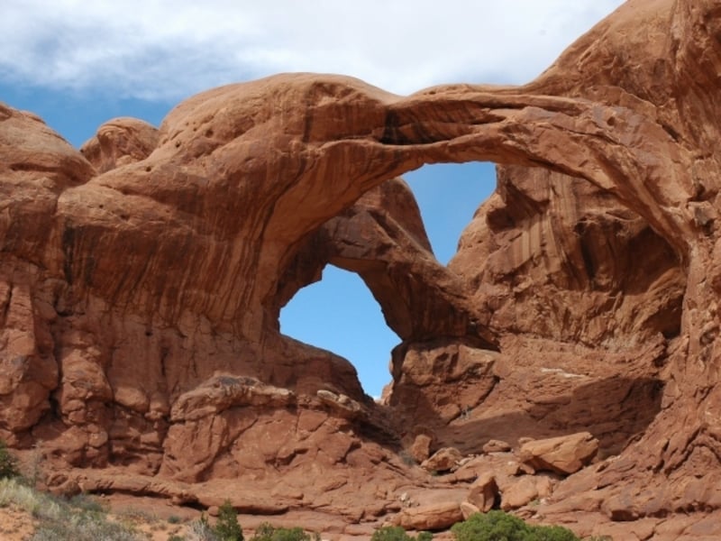 インディーが宝を探して入っていくダブルアーチ