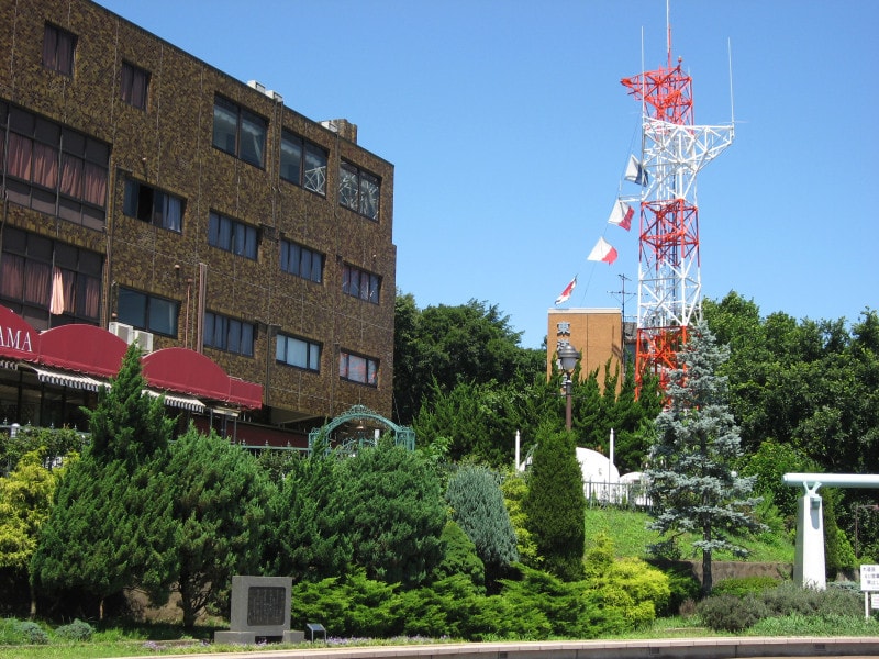 港の見える丘公園から見える「東洋信号通信社」の信号旗。海が掲げる「U・Wフラッグ」のよう（2011年7月10日撮影）