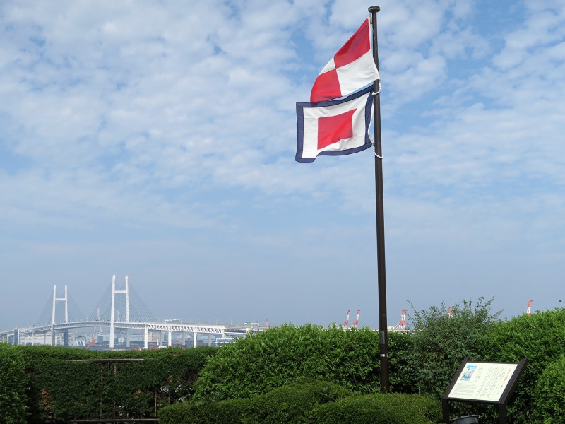 作品ゆかりの「U・Wフラッグ」を掲げたポールとパネルが設置されています（2016年8月17日撮影）