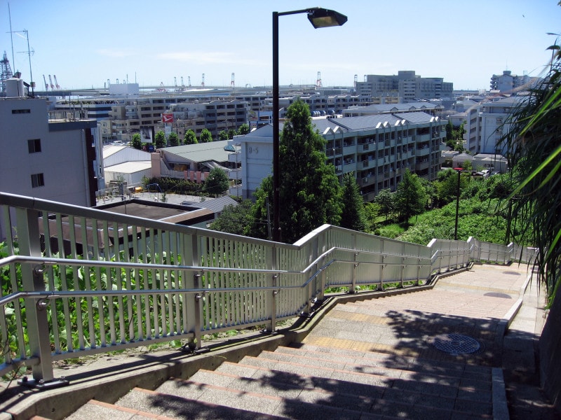 神奈川近代文学館の横の霧笛橋を渡って降りていくと、チドリ坂（ムジナ坂）があります（2011年7月10日撮影）