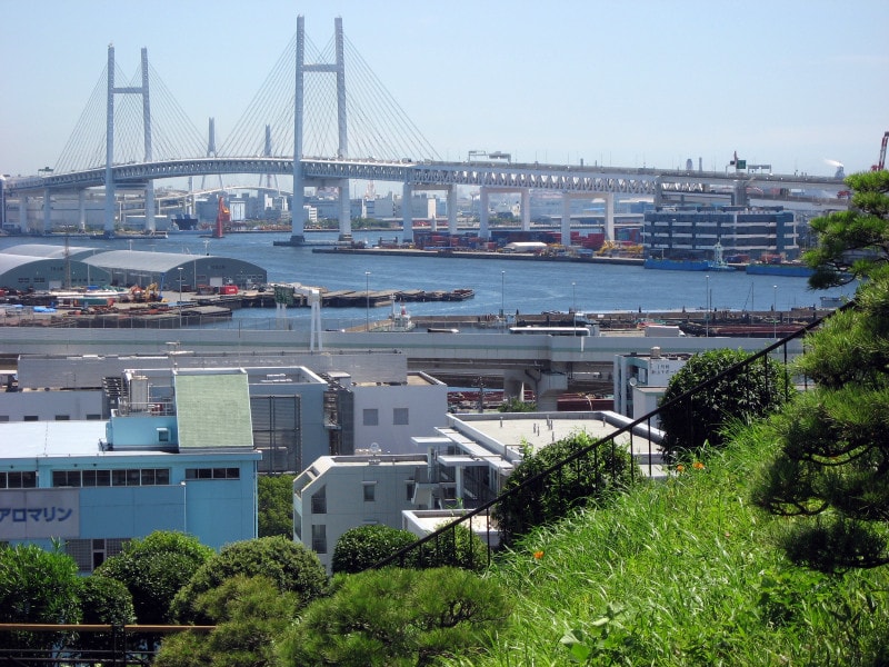 チドリ坂から見た横浜港。「コクリコ荘」から海が見えていた風景は、こんな感じかも？（2011年7月10日撮影）