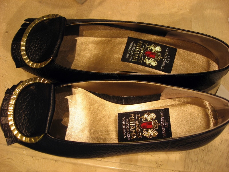 40年以上前から変わらないデザインのフラットシューズ。お母さんの赤い靴の中敷きに「ミハマ」っぽいロゴが……！（2011年7月13日撮影）