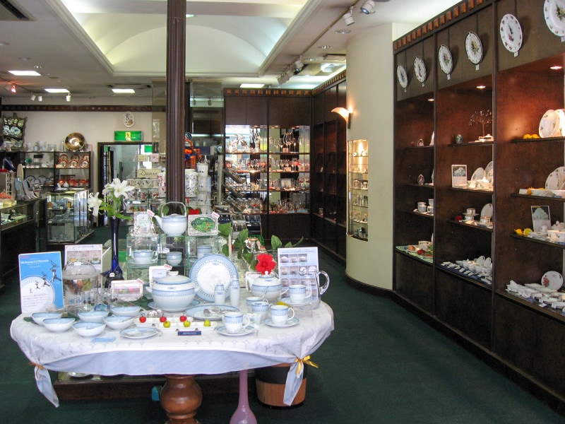 創業130年を記念して製作された「MOTOMACHI PHOENIX」シリーズなど、タカラダのオリジナル食器がずらりと（2011年7月13日撮影）