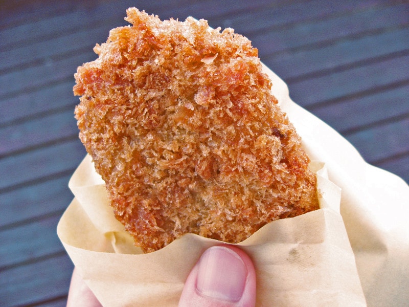 丸英商店のサクサクのコロッケは1個90円 ※取材時（2011年7月10日撮影）