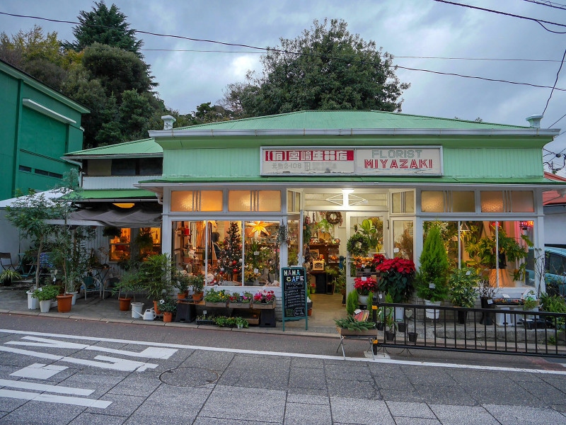 代官坂にある宮崎生花店（明治6年創業）も、海と俊が自転車で坂道を下るシーンに登場（2018年12月13日撮影）