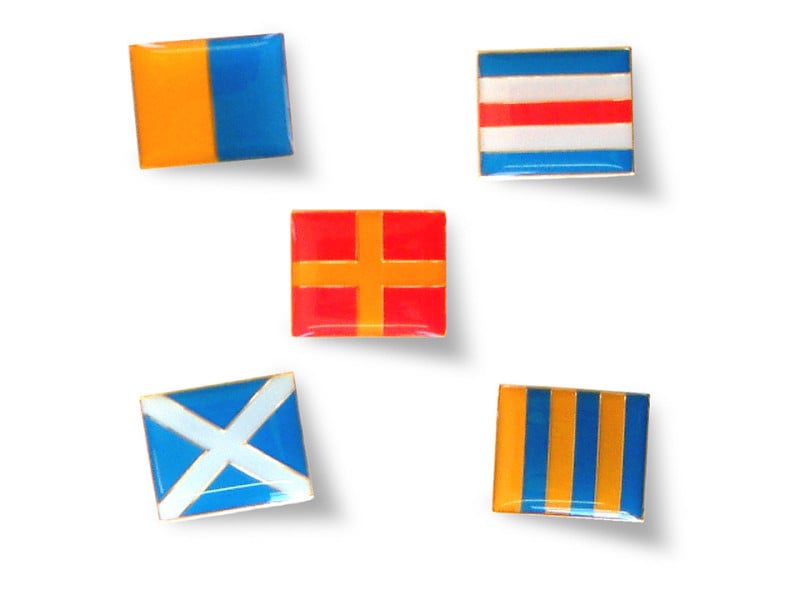 信号旗をデザインした、ピンズ（540円税込）（画像提供：エクスポート）