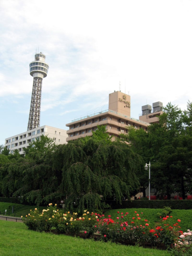 横浜マリンタワーの開業は1961年。映画の中では赤白カラーで描かれていますが、現在はシルバーにリニューアル（2011年7月4日撮影）