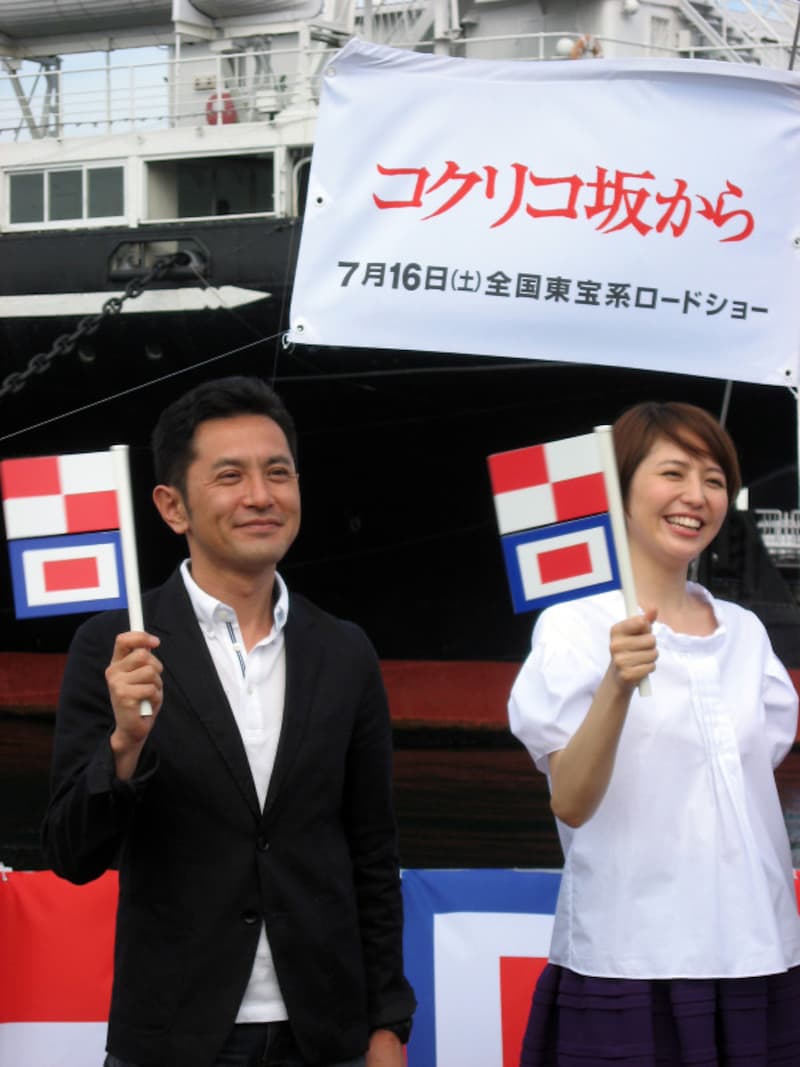 完成披露会見でU・Wフラッグを振る、宮崎吾郎監督と海の声を担当した長澤まさみさん（2011年7月4日撮影）