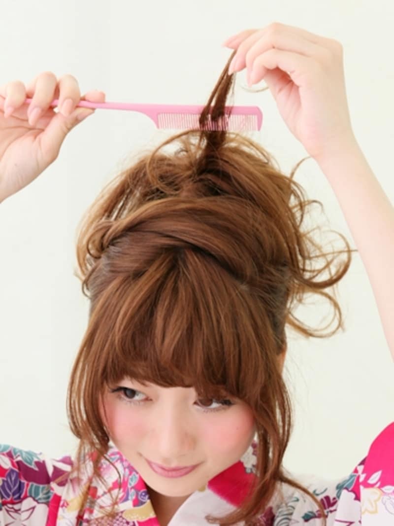 コームを根元に押し当てるようにする