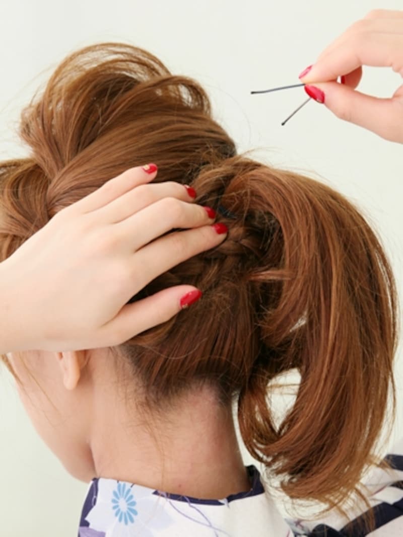 崩れないよう地肌と一緒に差し込む