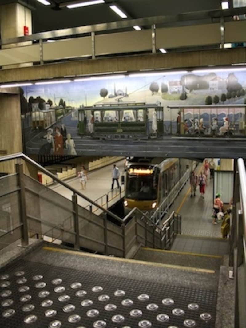 ブリュッセルの地下鉄の駅にポール・デルヴォーの作品も