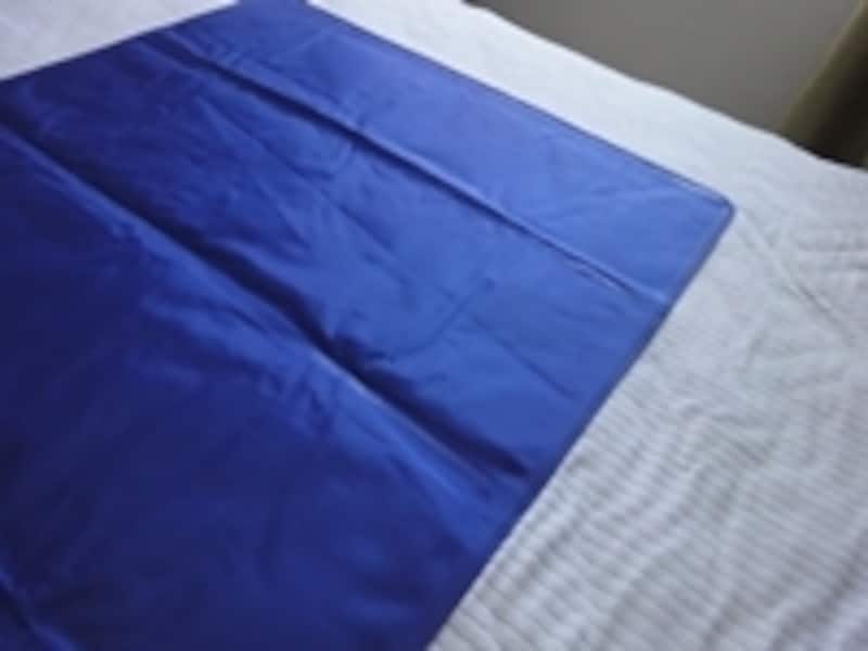 熱を吸収してくれる冷却マット