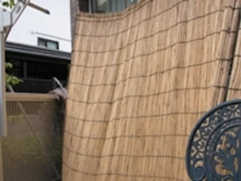 直射日光を防ぐが風通しは良いので節電に効果的