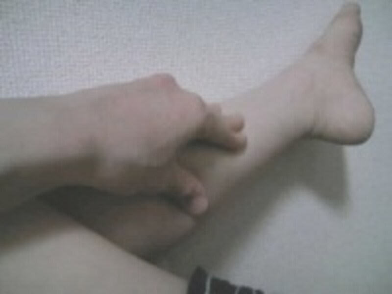 ふくらはぎを親指で軽く圧したり擦ったりしてほぐしましょう