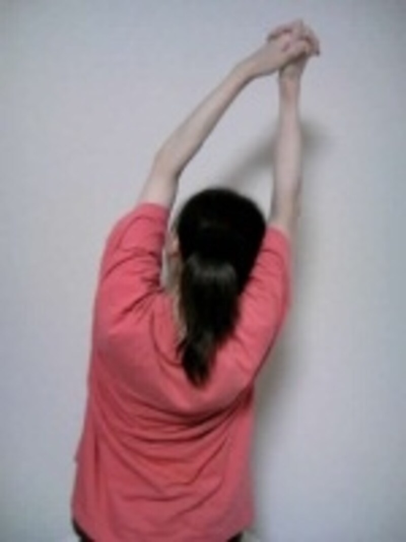 両手を組み伸びをしながら体を傾けてストレッチをしましょう