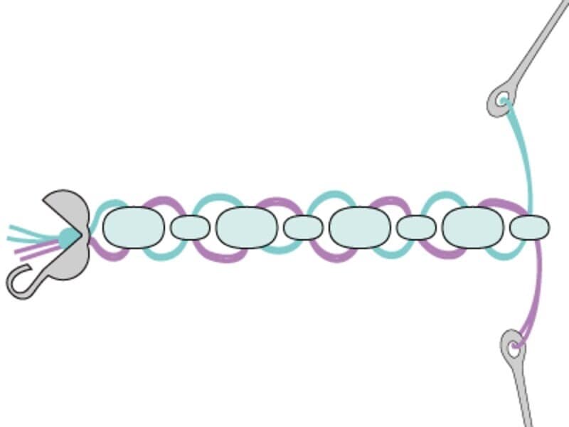 歪みが出ないよう確認しながら編んで