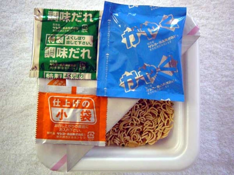 サンヨー食品 サッポロ一番 肉道場ホルモン焼そば にんにくしょうゆ味 内容物