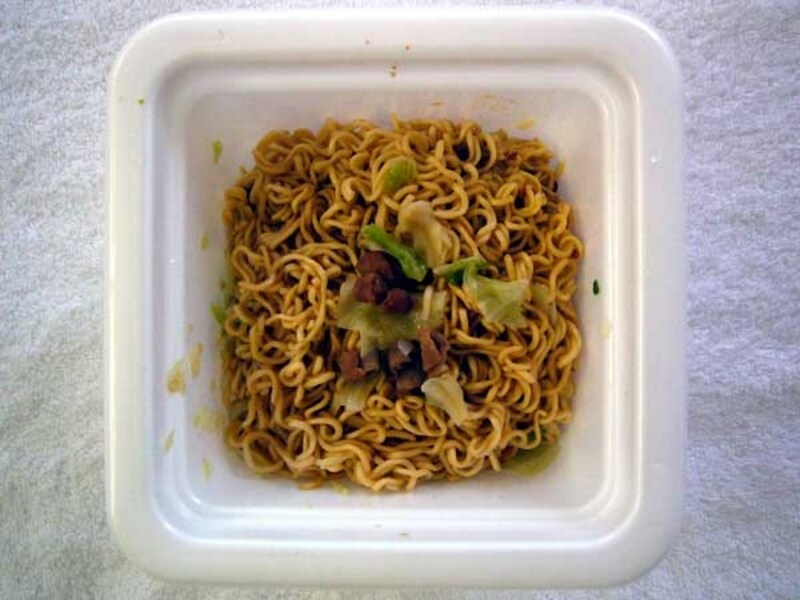 サンヨー食品 サッポロ一番 肉道場ホルモン焼そば にんにくしょうゆ味 でき上がり