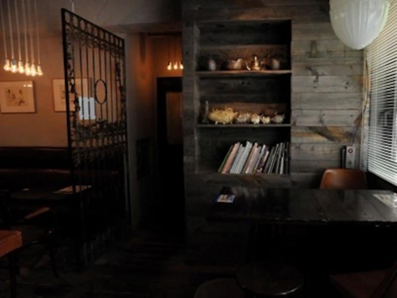 落ち着ける奥のカフェ席