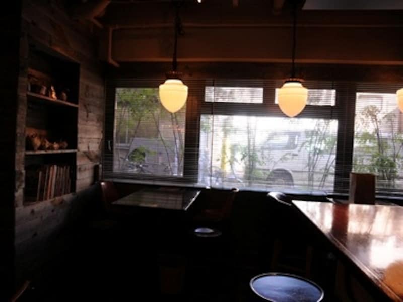 照明を落として雰囲気のある店内