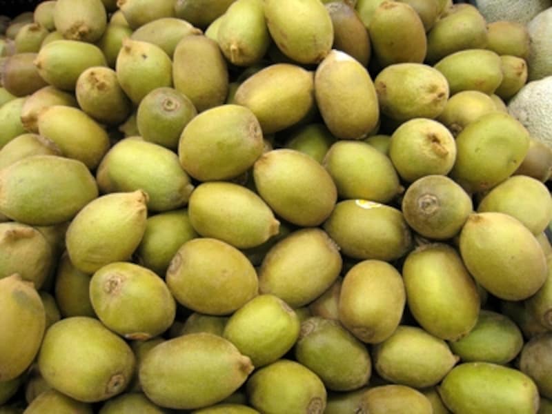 スーパーで山積みにされたゴールドキウイフルーツ