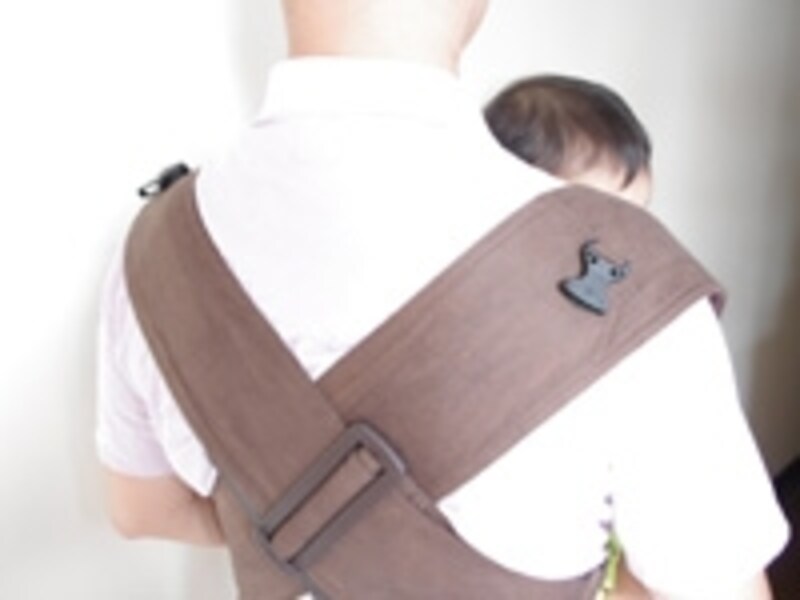 肩の内側や外側、どちらにも自由な着用スタイルを選べる