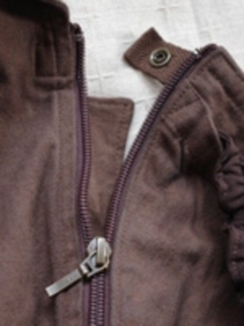 ファスナー内部にはフラップとトップスナップを設けている