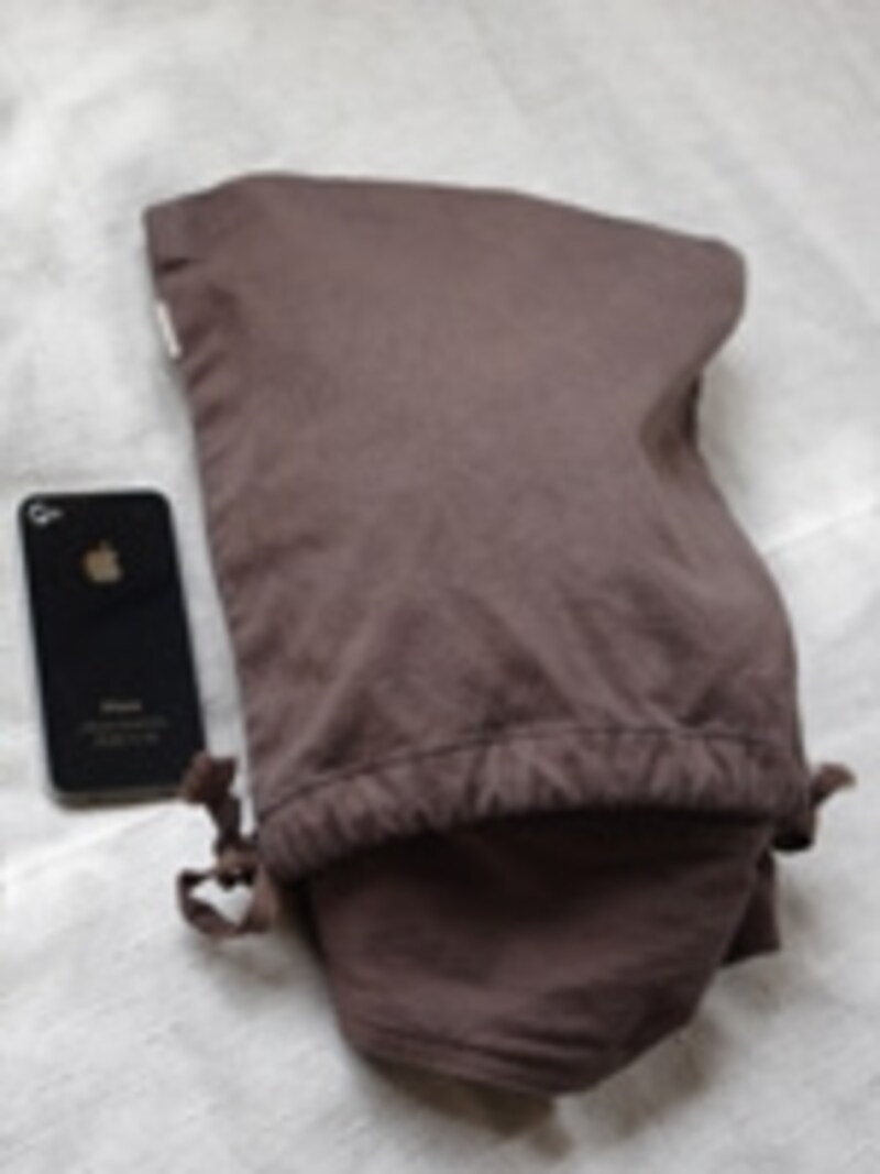 付属の収納ポーチに入れれば、A4サイズのショルダーバッグにも収まるくらいコンパクトに